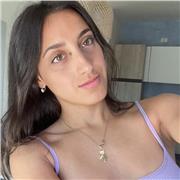 Studentessa di lingue impartisce lezioni di inglese ad alunni fino alla quinta superiore